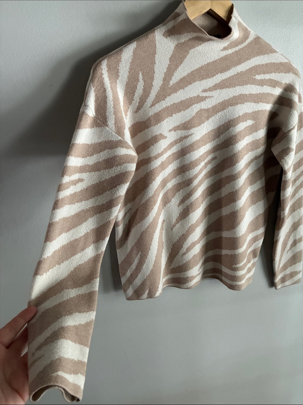 Tahari Zebra Print Mock Neck Sweater Women’s Small Beige Cream Animal Print - Picture 3 of 5